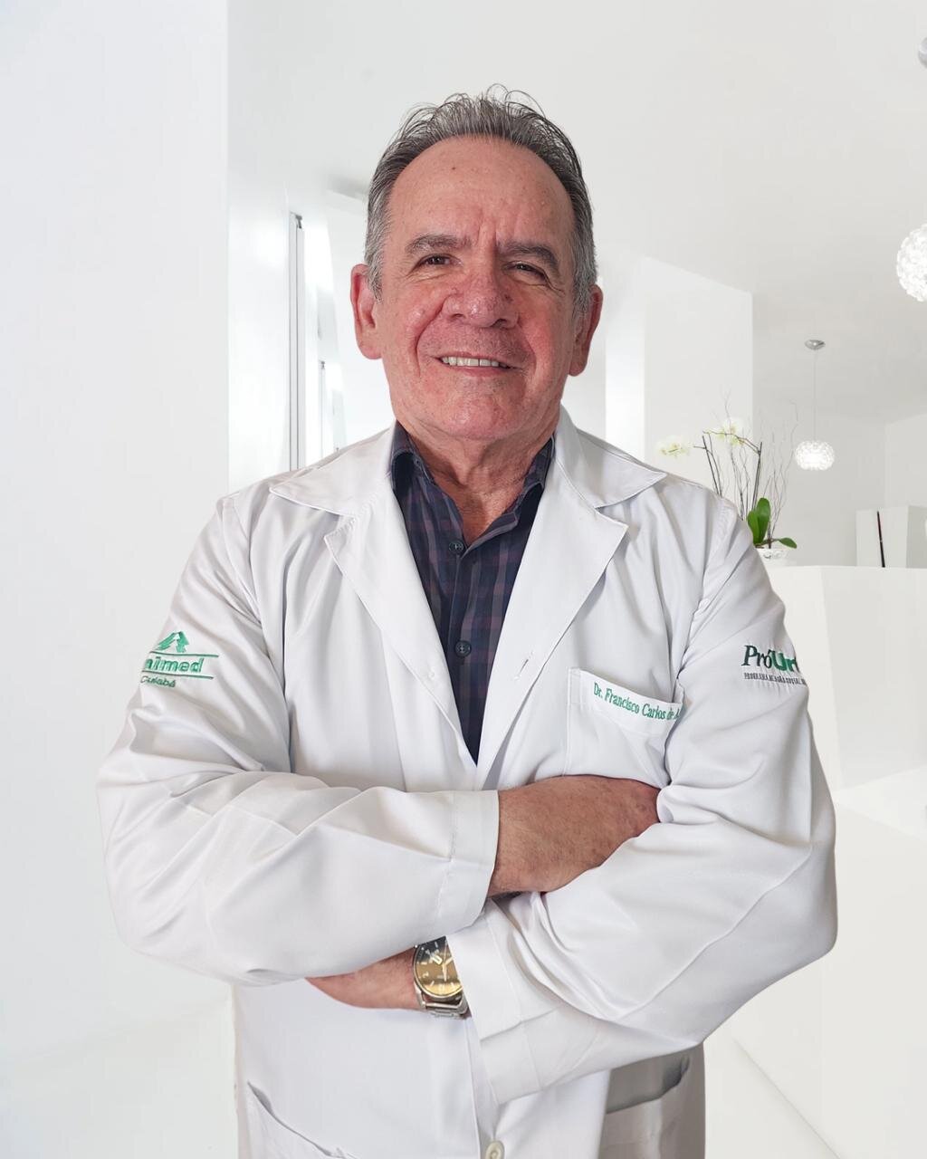 Dr. Francisco Carlos de Almeida Fonseca, urologista em Cuiabá, sorrindo de jaleco branco no consultório
